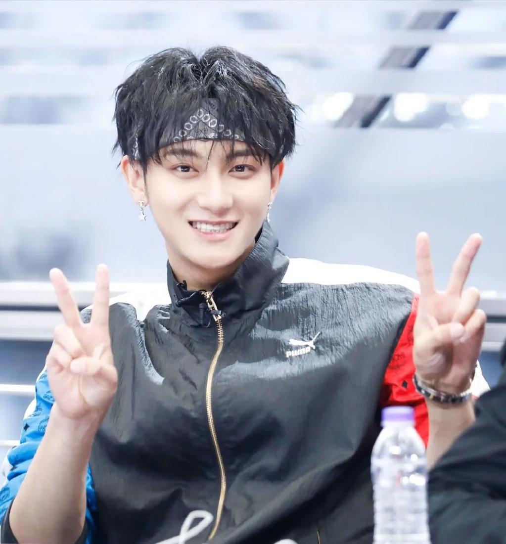 黄子韬真的把头发剃秃了吗,黄子韬变番薯头