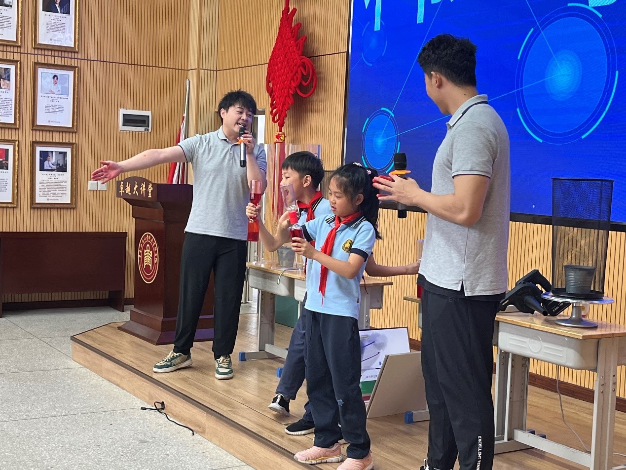 科普活动进校园点亮孩子科学梦,科普知识进校园科技体验零距离