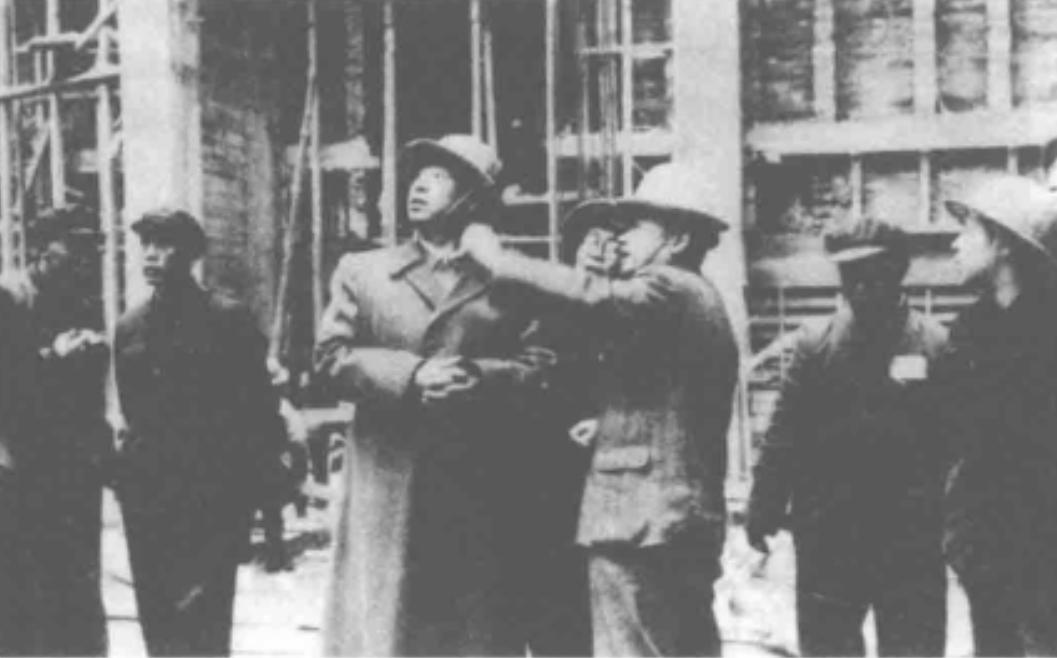 1959年人民大会堂落成，毛主席指着天花板笑问：这是谁的主意