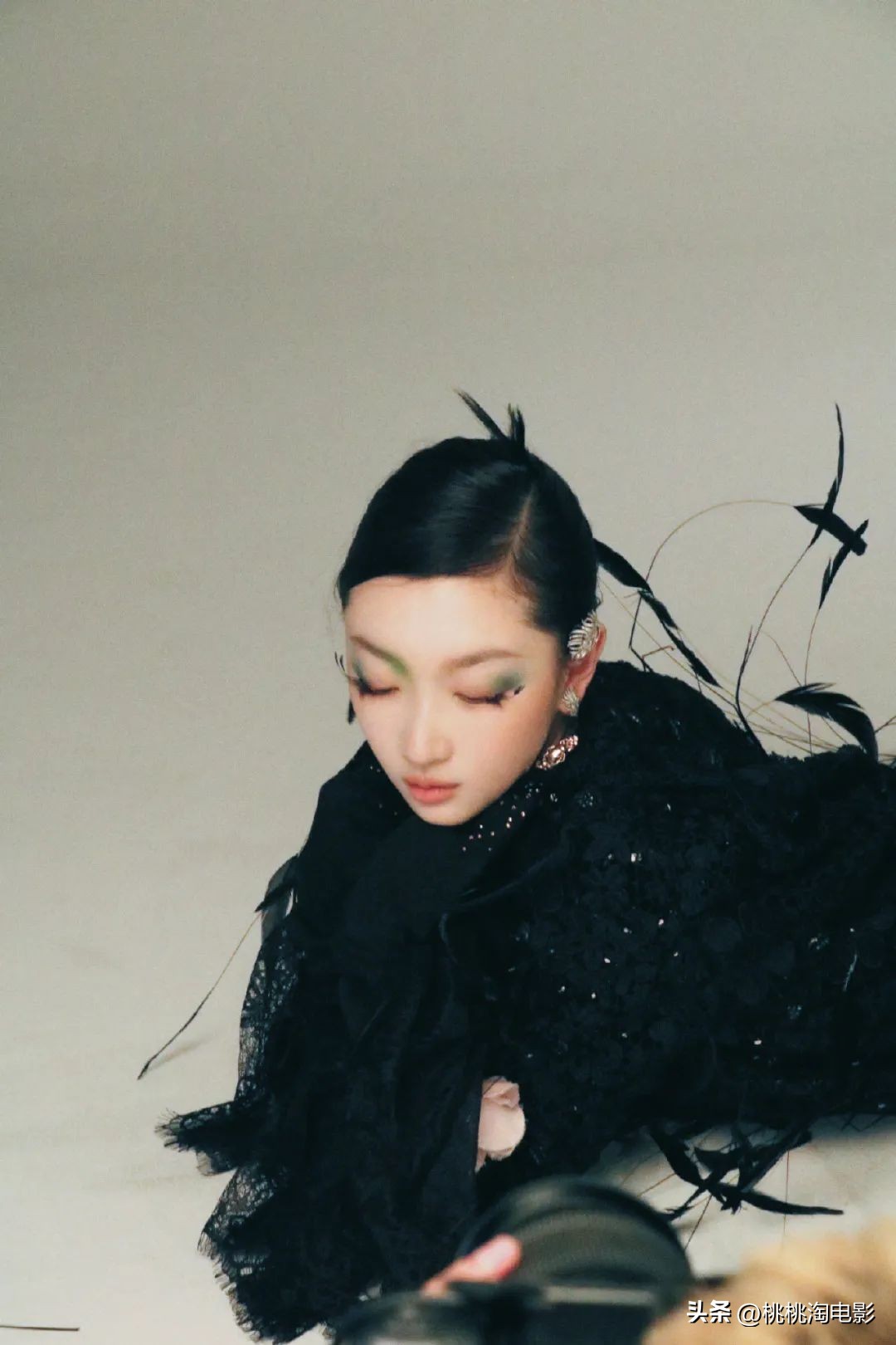 周冬雨嘉人封面生成图片,周冬雨影后图