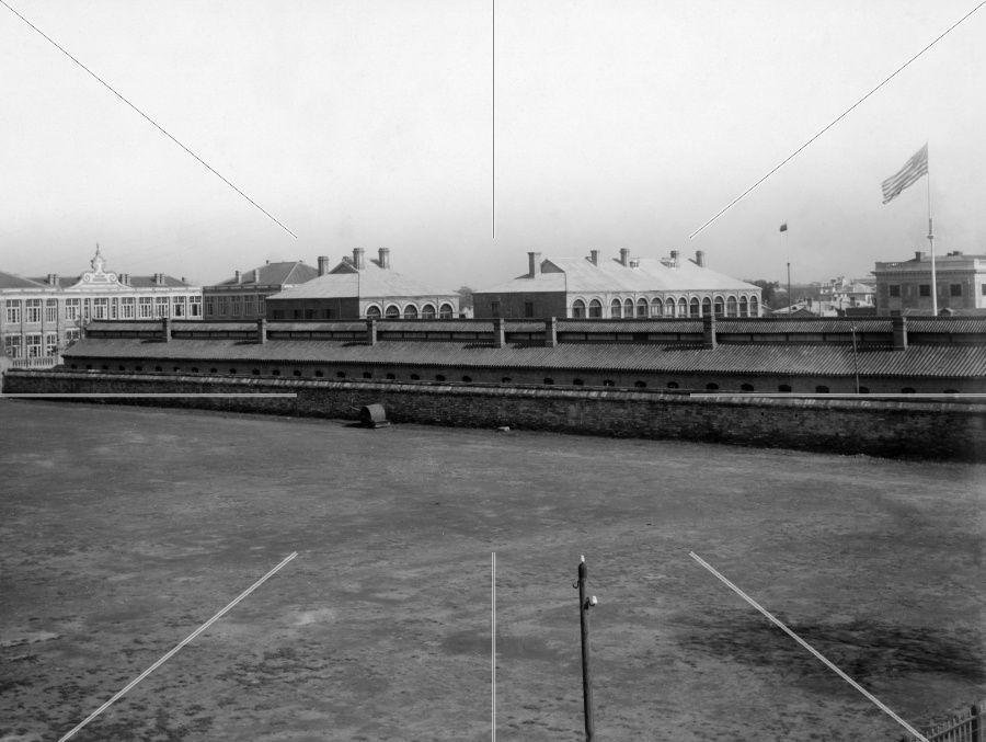 羞耻与痛苦：30张老照片记录纳粹强迫妇女脱衣的残忍场景！