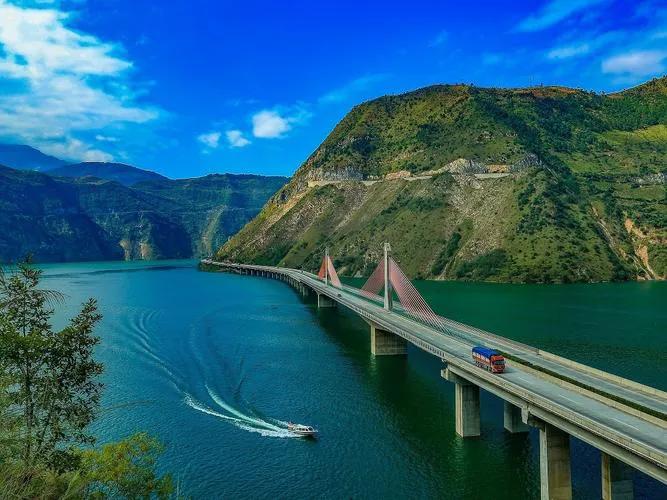 水调歌头长江最豪迈的一句,水调歌头长江横渡