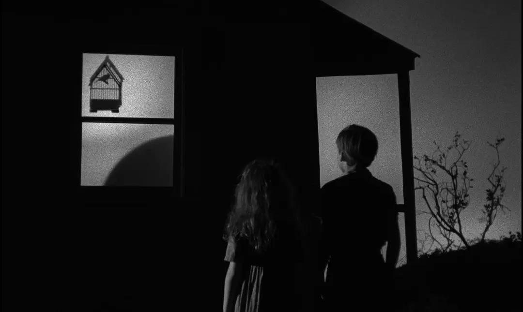 本将赃款藏在布娃娃里，黑心牧师为了钱杀害薇拉，并追杀兄妹俩