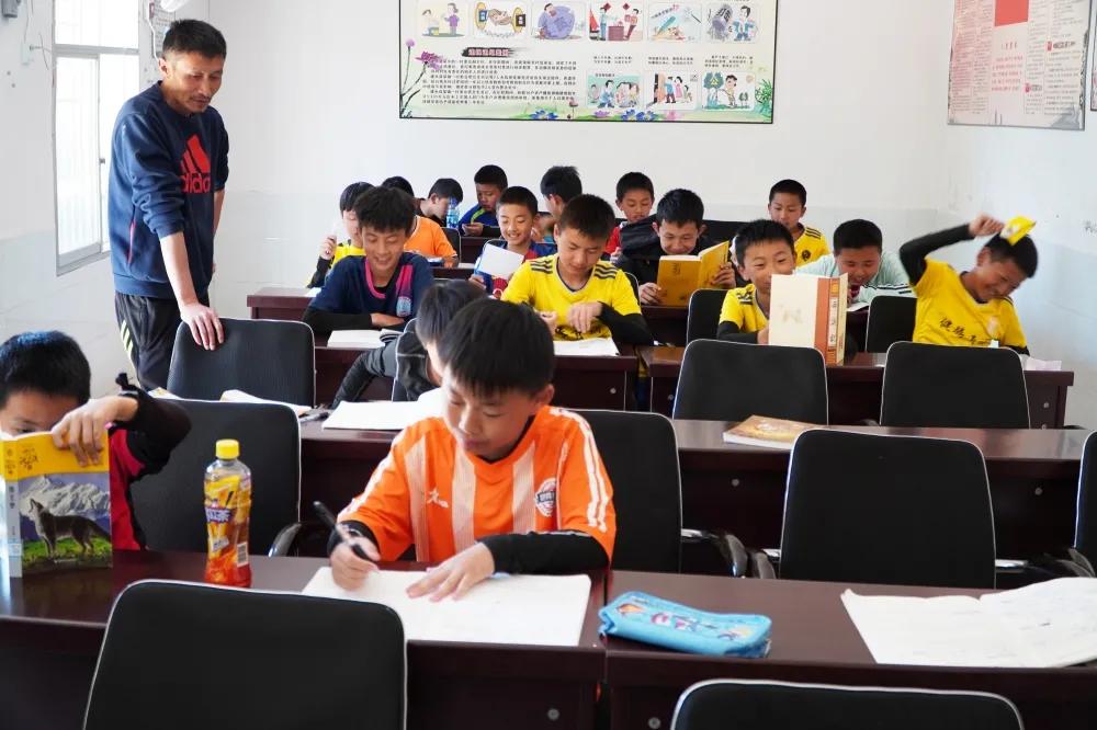 大山里的球场,大山里面的球场