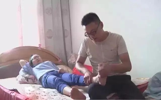 女友成植物人医生劝放弃，农村小伙呵护10多年，如今决定领养孩子