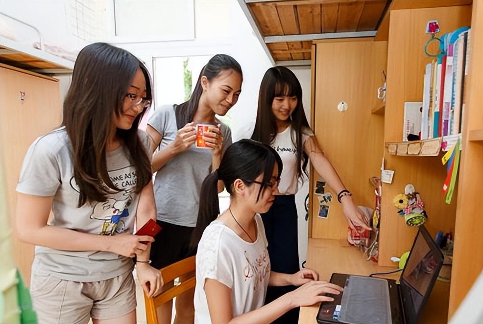 学习还分时间吗？女大学生半夜学习不让关灯，室友好言相劝反被怼