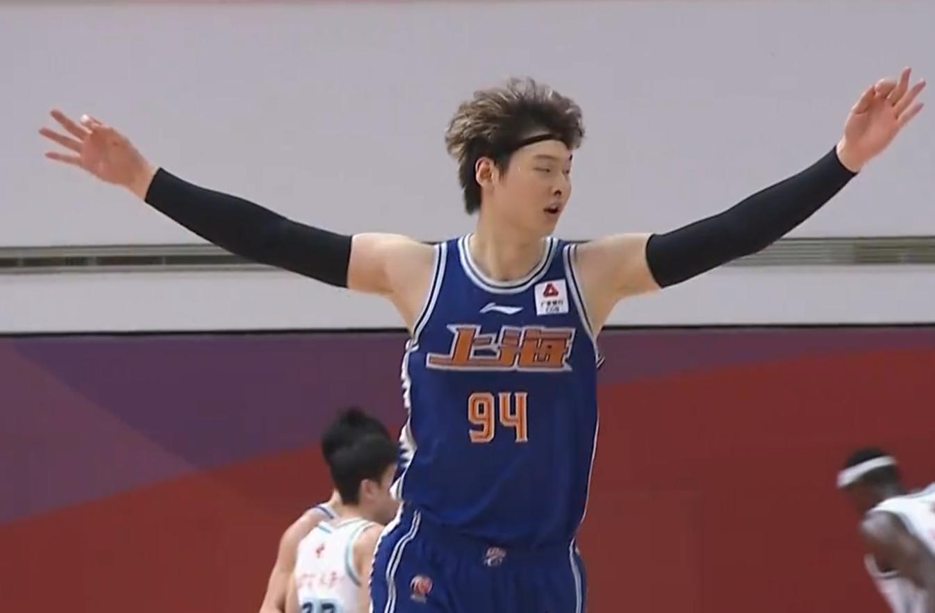 92分钟绝杀青岛队1-0战胜重庆,轰18分2帽4三分助队大胜