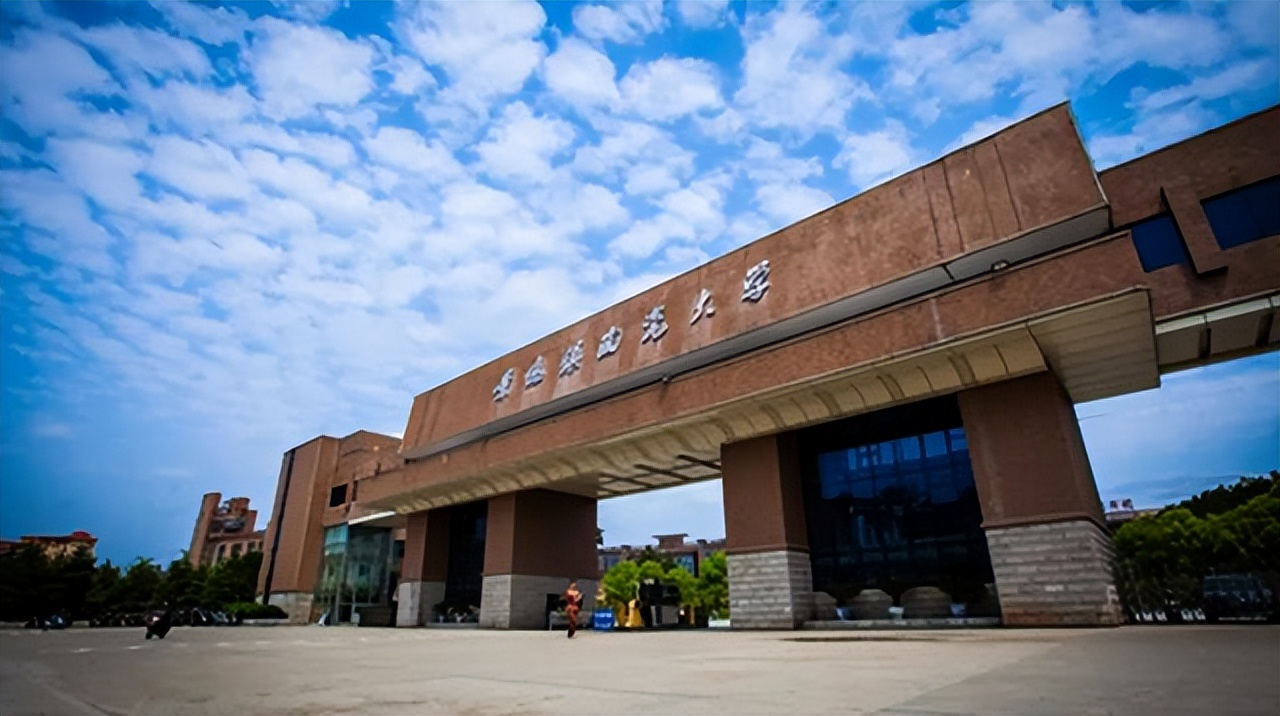 陶大火了，计划招生1552人，1084个名额无人报考，学校回应很牵强