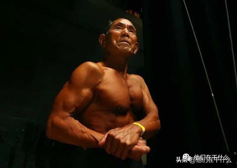 哈尔滨女商收购温哥华商城;每天走几步可防肥胖?中英双语闲杂概要