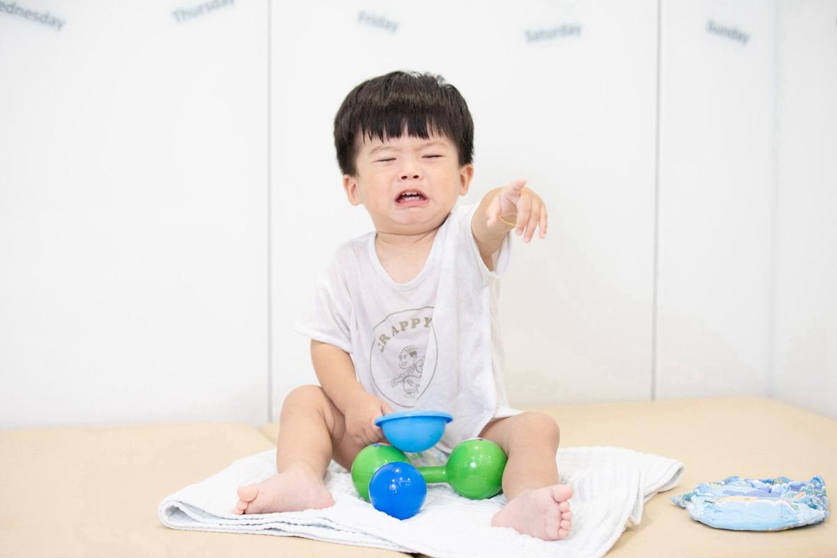 宝宝发脾气摔东西该不该打,孩子摔东西父母应该怎么引导