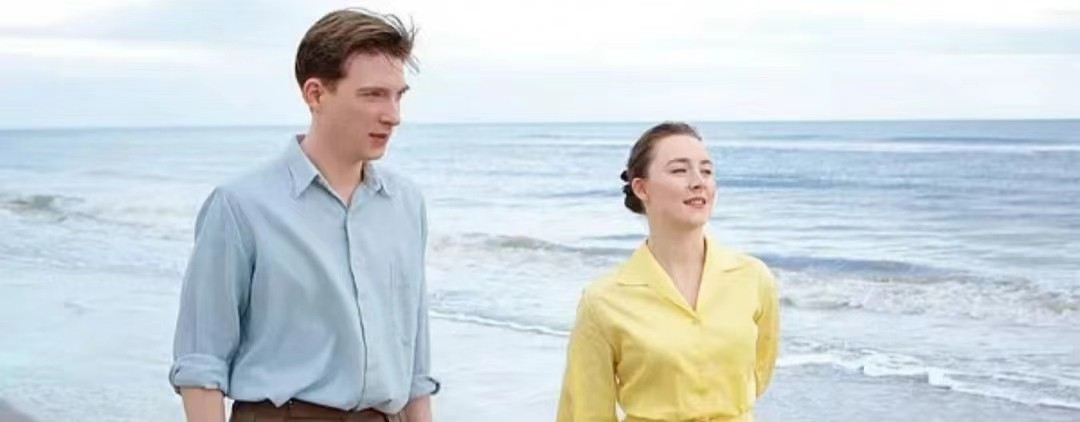 美国影片《布鲁克林》多次出现爱丽丝的定格画面有什么目的？