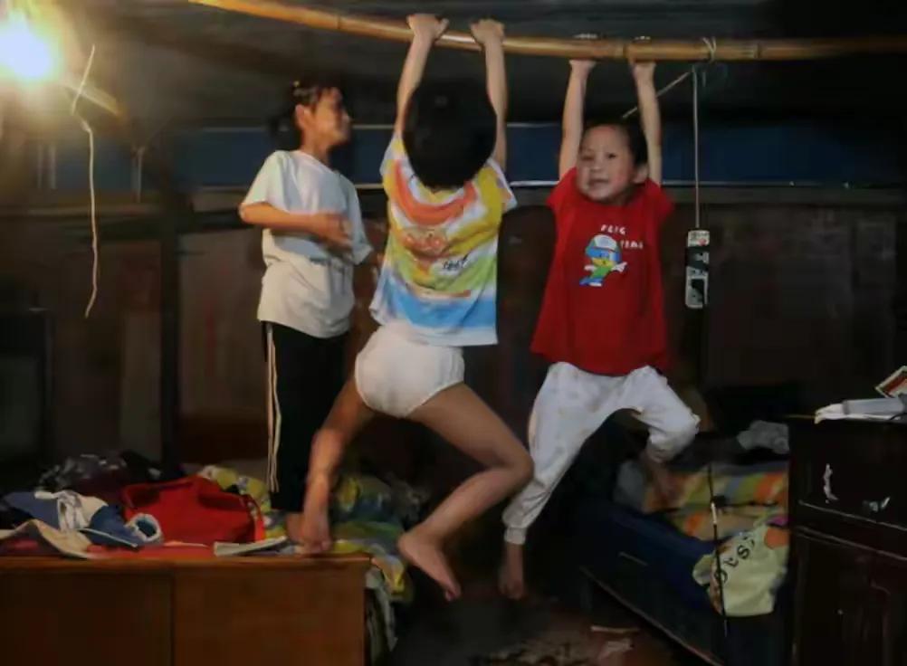 一对夫妻20年生10个女儿,2000年的夫妻