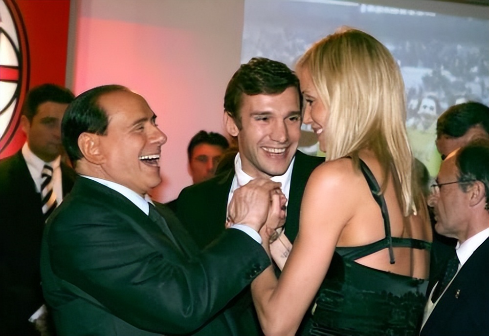 贝卢斯科尼的传奇人生,贝卢斯科尼飞机撩妹段子