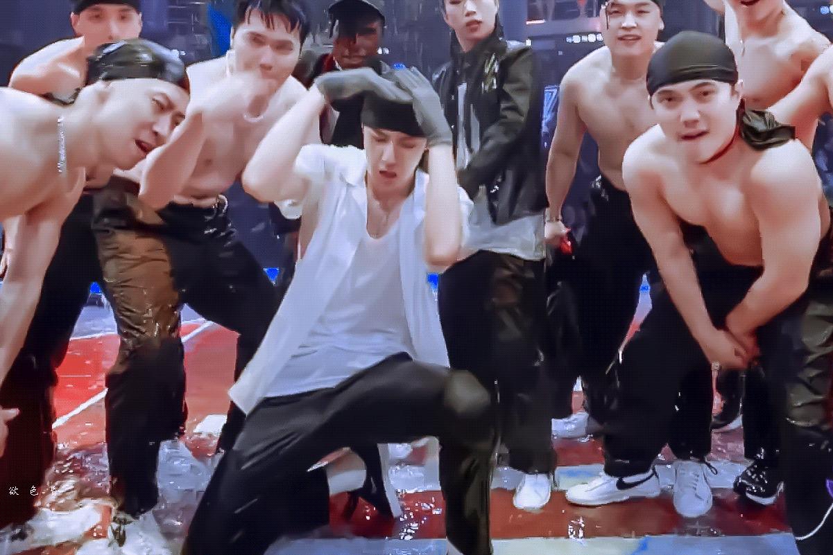 王一博回眸杀蓝湛,王一博跳舞杀马特