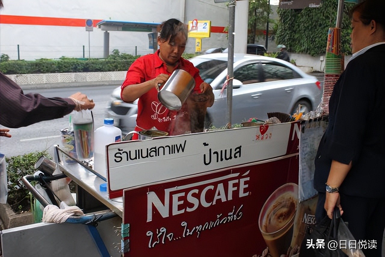 泰国街边小吃油炸蛋卷,泰国旅游必买的20种美味零食推荐