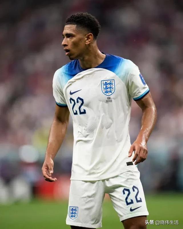 小白看国足,贝林厄姆小球迷回头