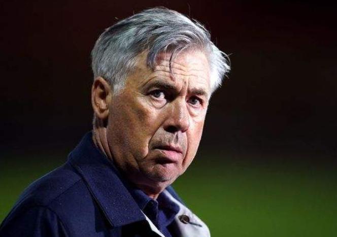 巴黎夺得法甲冠军更衣室疯狂庆祝,大巴黎提前夺得法甲冠军更衣室