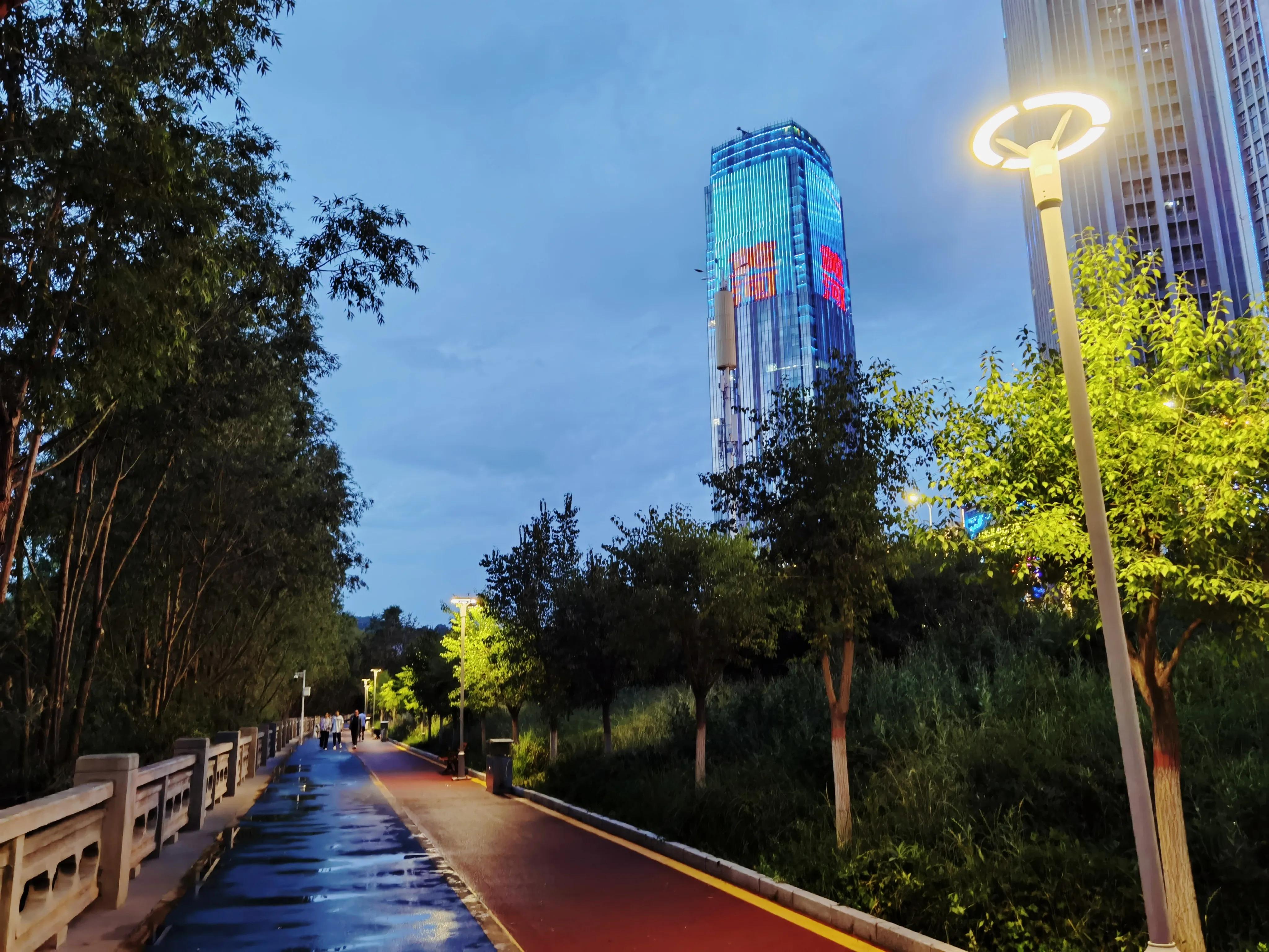 七一开怀赋锦章，锤镰飞彩映朝阳