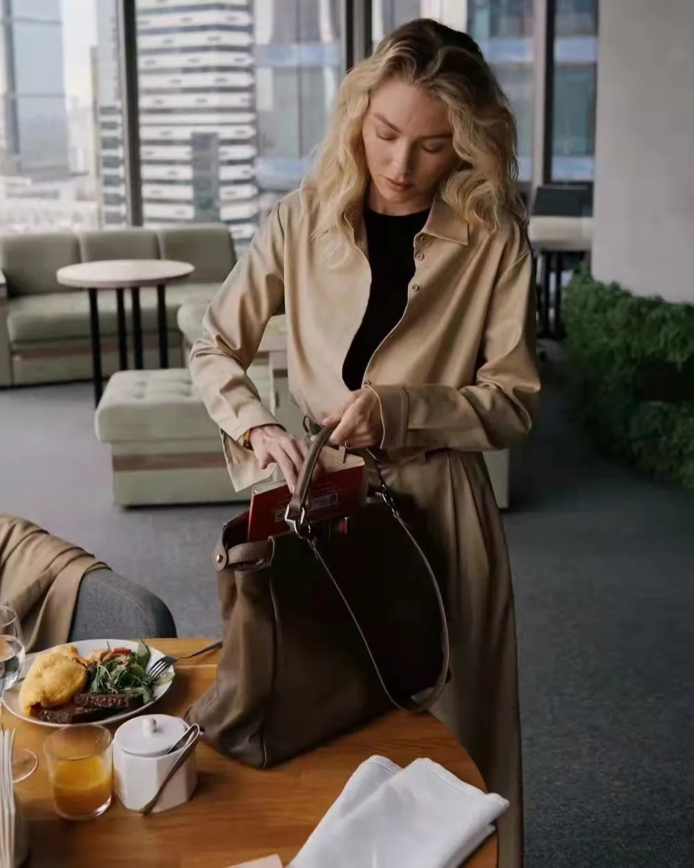 毛衣衬衫叠穿搭配什么裤子,冬天衬衫如何搭配毛衣