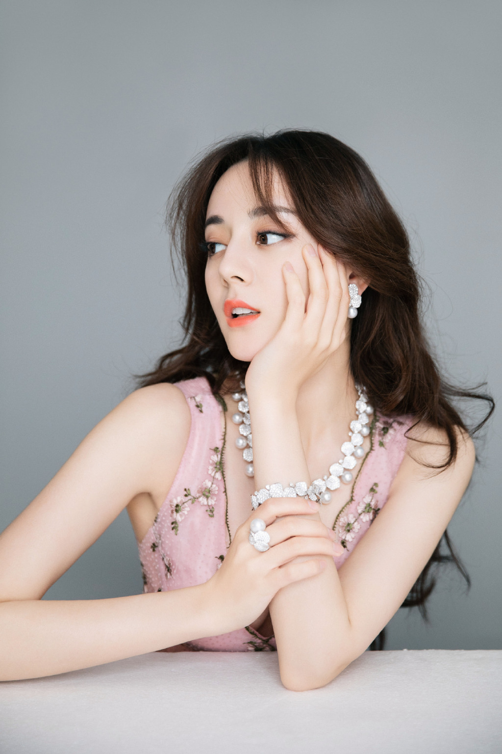 “酥胸半露”却偏要捂着,故作矜持,有一种尴尬叫迪丽热巴玩性感