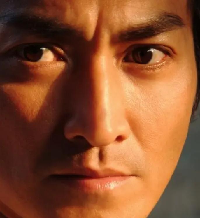 何家劲真相国语,何家劲为什么这么年轻