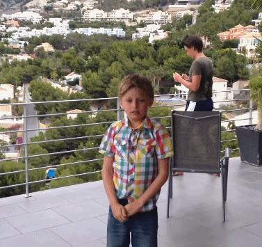 女孩子看起来外表美丽，其实裤袜已经掉到大腿根了！哈哈哈