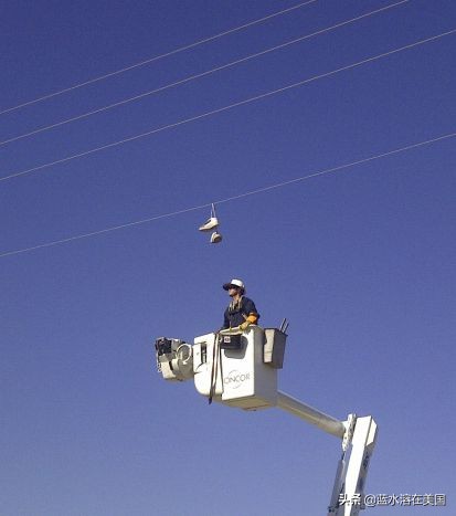 美国电线上挂鞋子,美国电线上有鞋是为什么