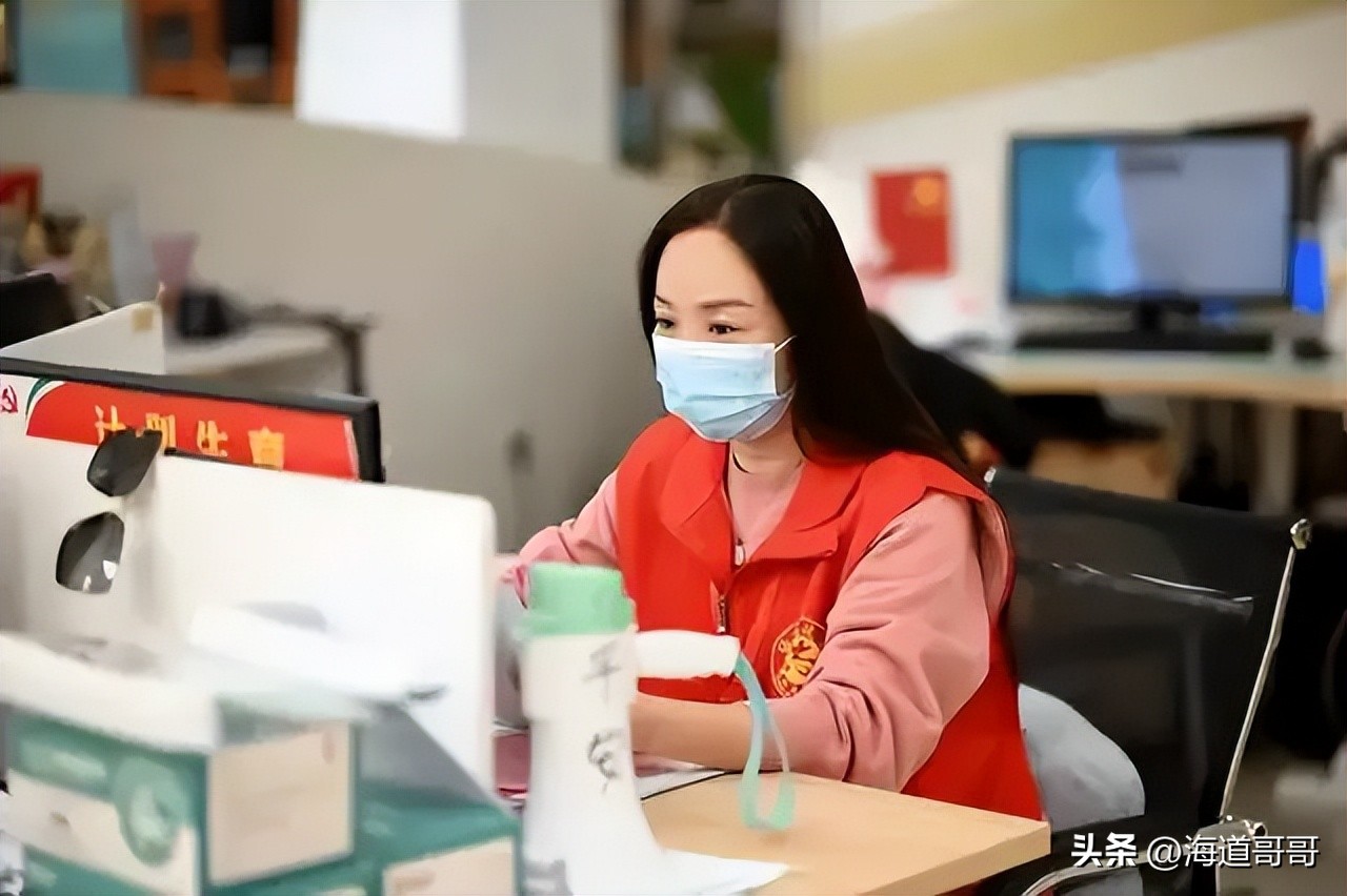 郑州社区书记回应争议完整视频,人民日报评女子骂社区书记被拘