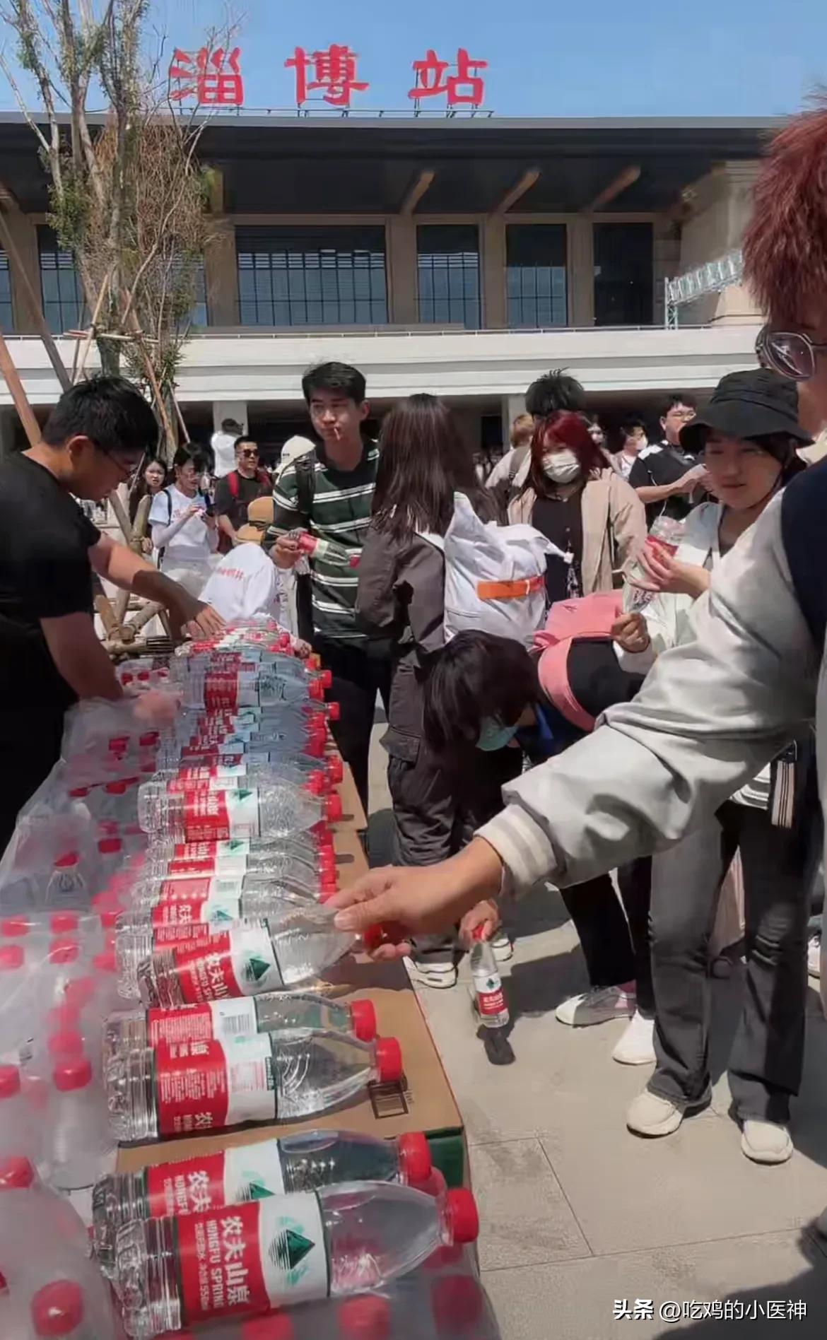 山东小伙免费送水,淄博火车站免费领水是怎么回事