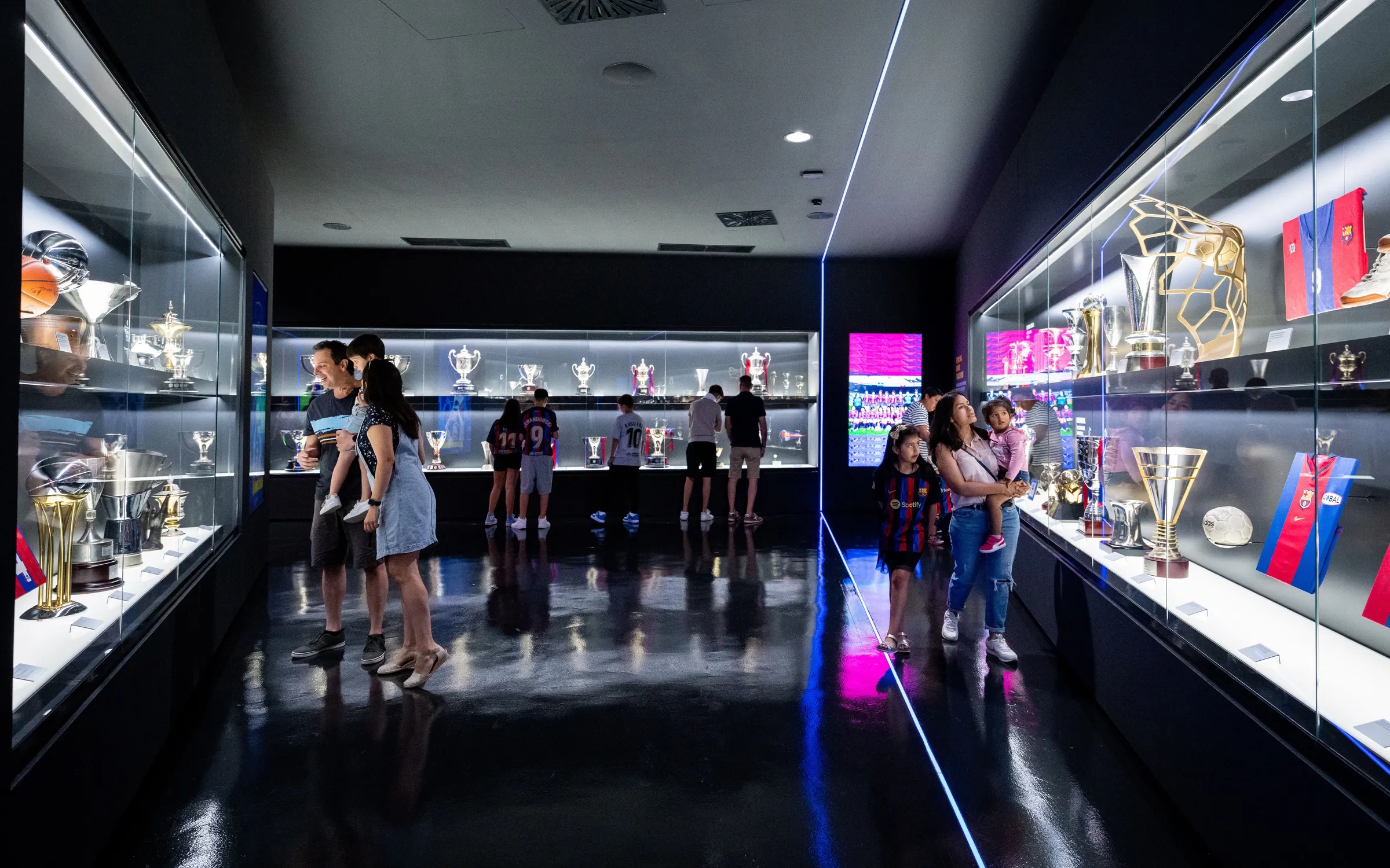 父亲节带着爸爸一起踢球,父亲节孩子和爸爸的篮球互动