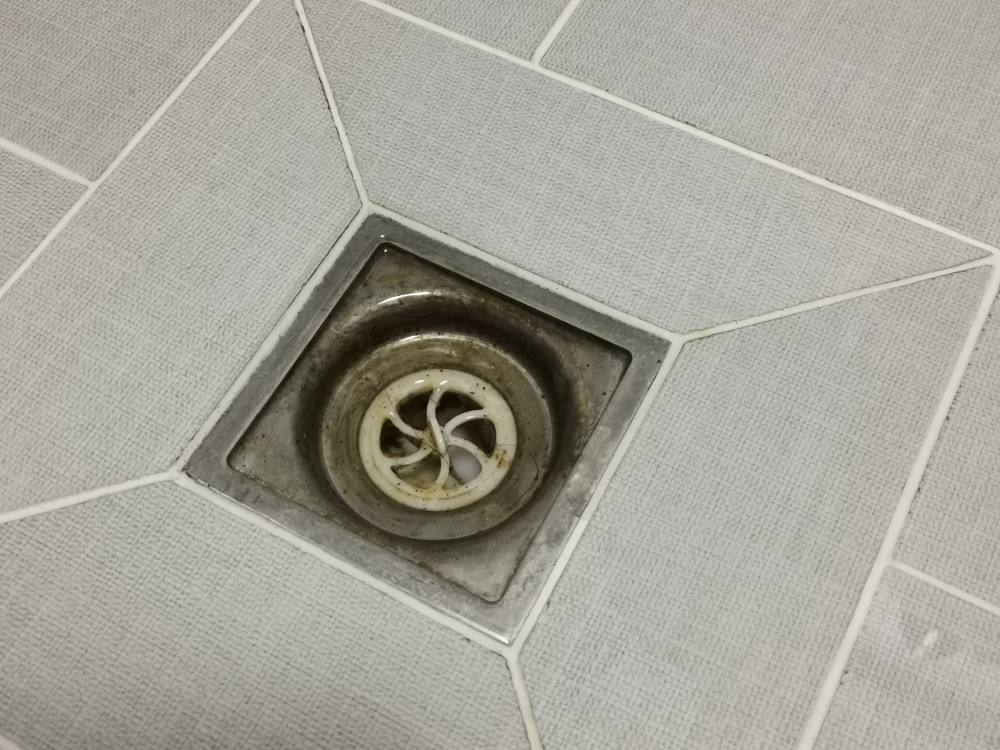 洗衣机排水管可直接做在地漏上吗,洗衣机下水管一直插在地漏里好吗