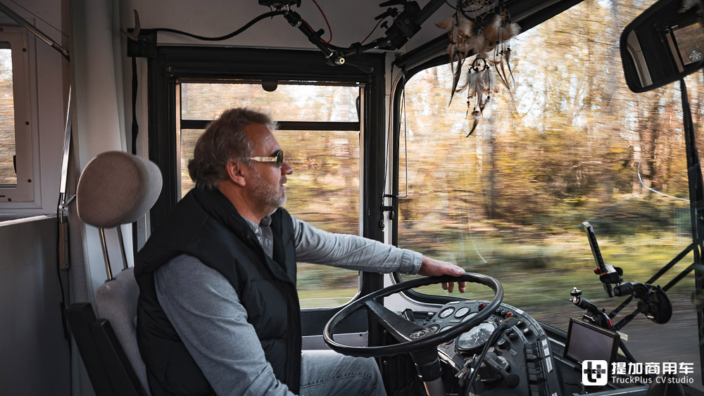 大巴变身移动办公室，德国IT男改装的赛特拉S 410 ESK巴士真惊艳