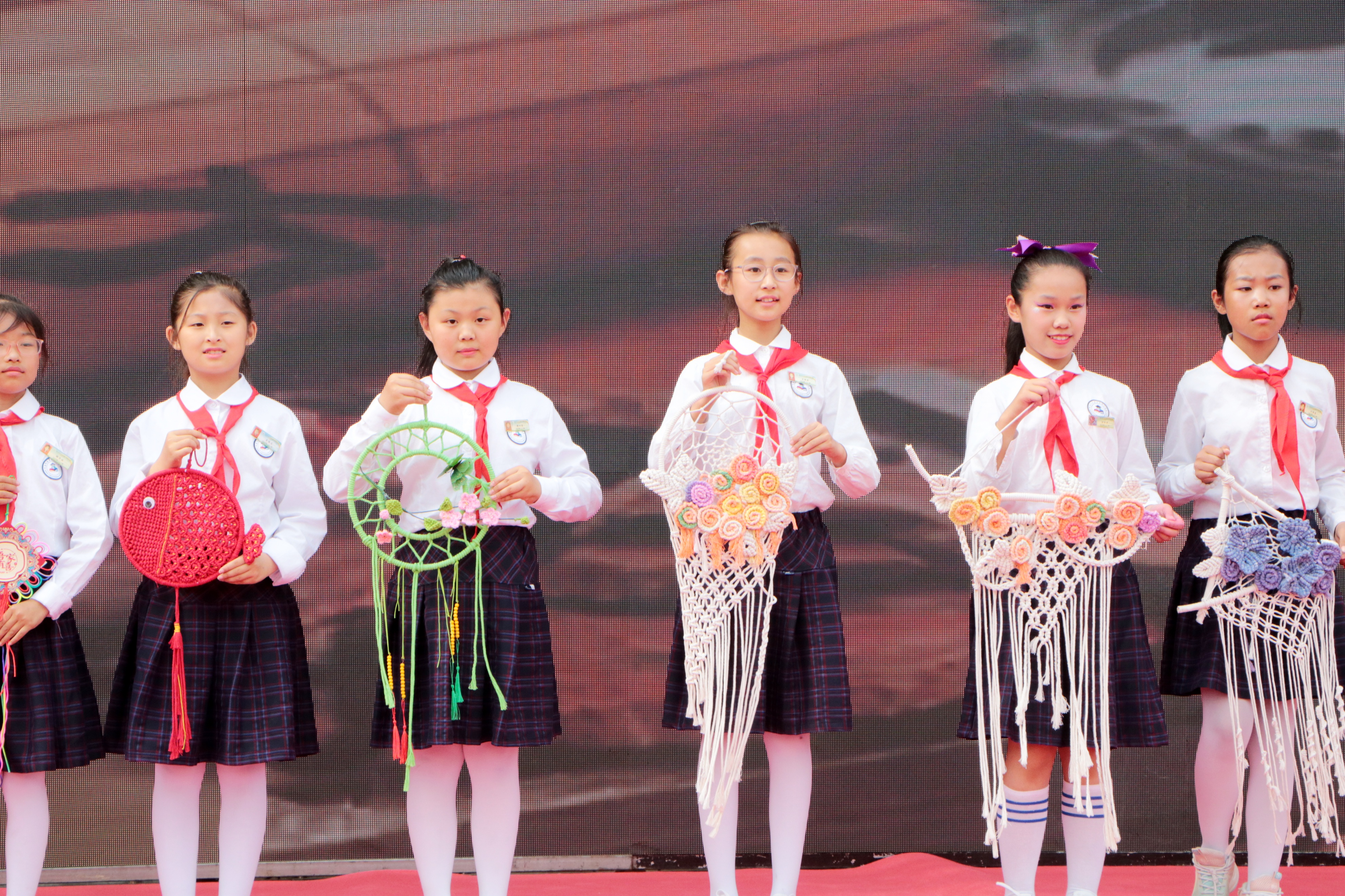 小学举办庆六一绘画展,六一校园艺术展演绘画