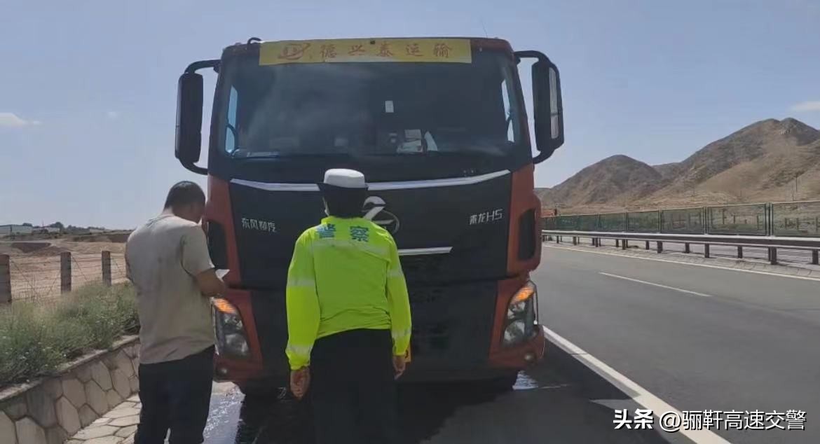 除隐患查违法保安全,消除隐患保平安民警夜查