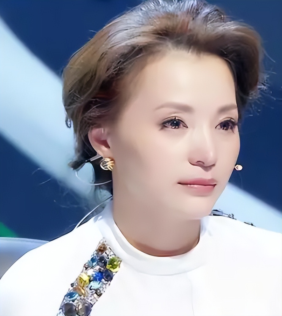 央视一姐董卿现在怎么样了,央视一姐董卿目前状况如何