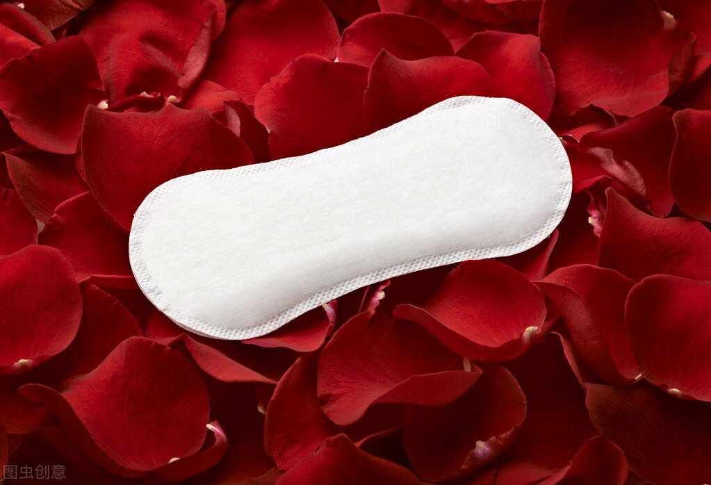 女性为什么有时候会轻微的异味,女性大腿两侧潮湿有异味是什么病