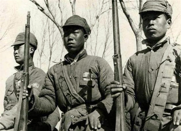 八路军夜间看到一只狼发现有埋伏,八路军遭鬼子追击