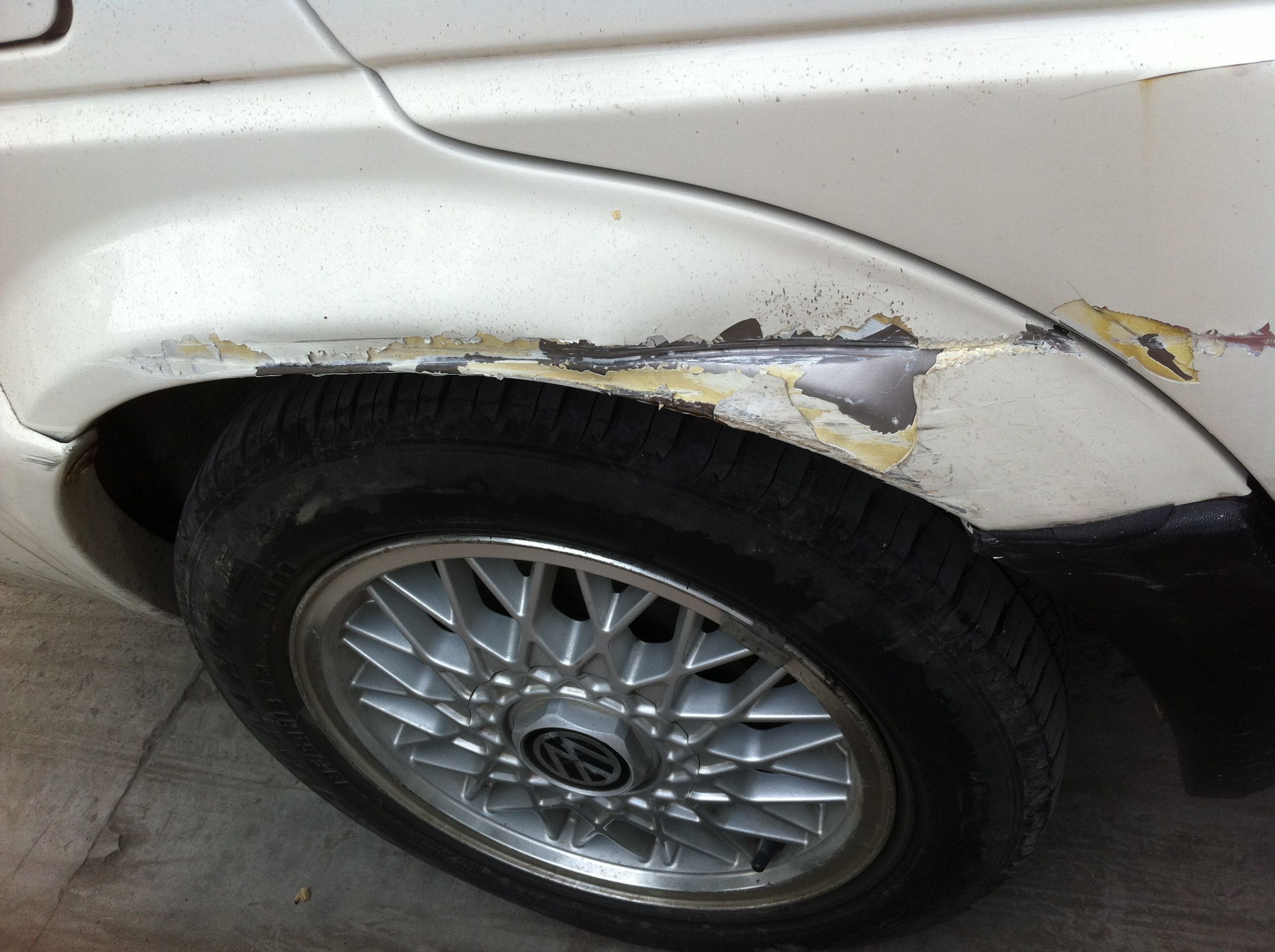 新车自己剐蹭了怎么报保险合适,新车被刮了报保险划算还是自己修