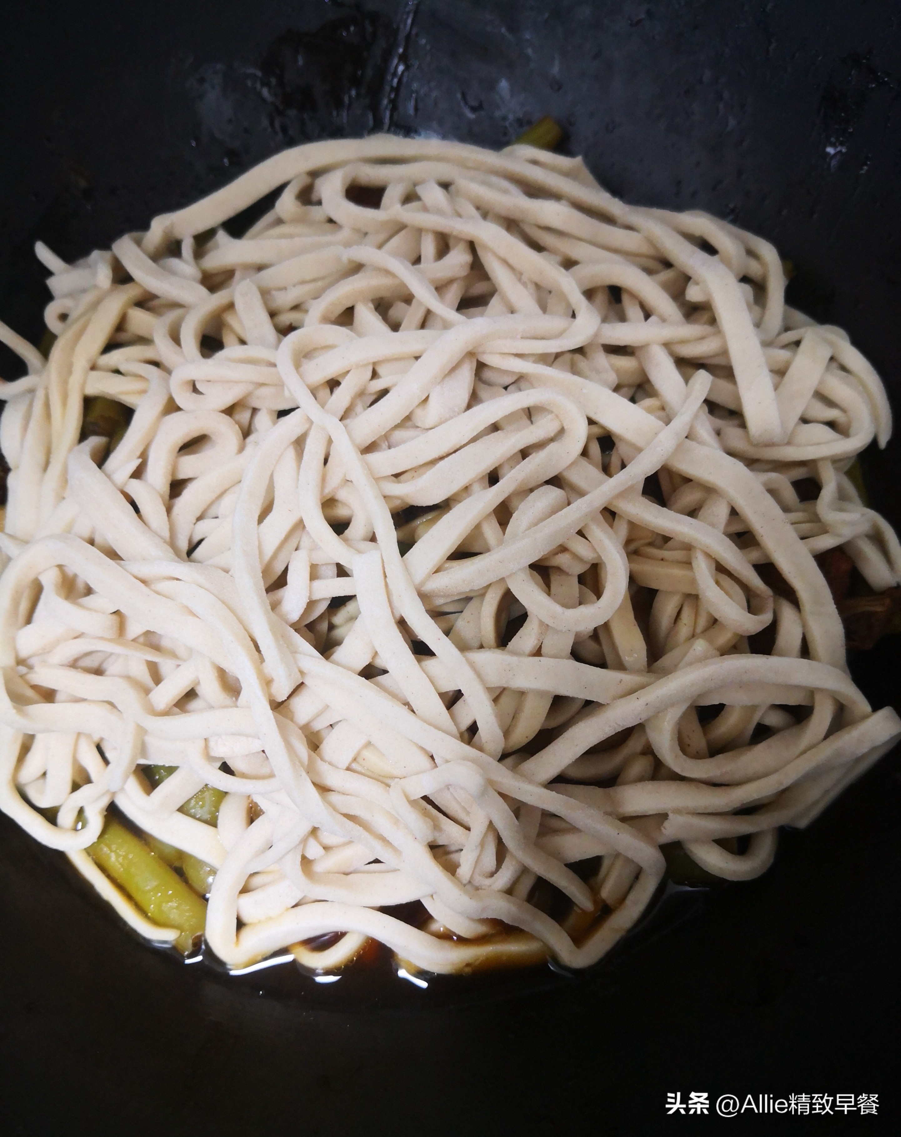 砂锅焖面老是粘锅怎么回事,豆角土豆西红柿焖面不会粘锅