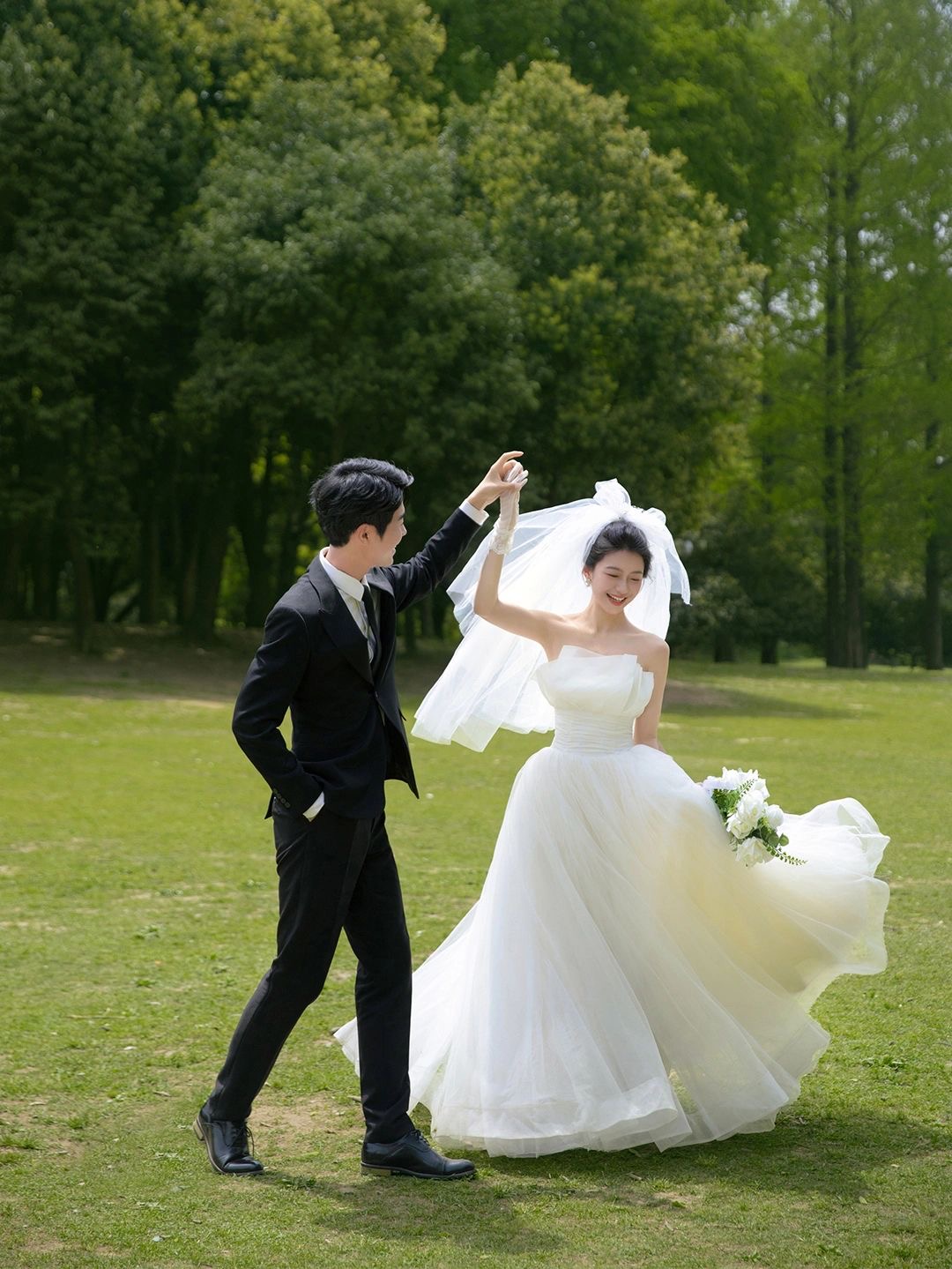 草坪蓝天白云森系婚纱照,森系可爱活泼草坪婚纱照