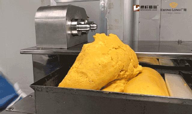 全自动月饼工厂流水线生产,一体化月饼生产线操作