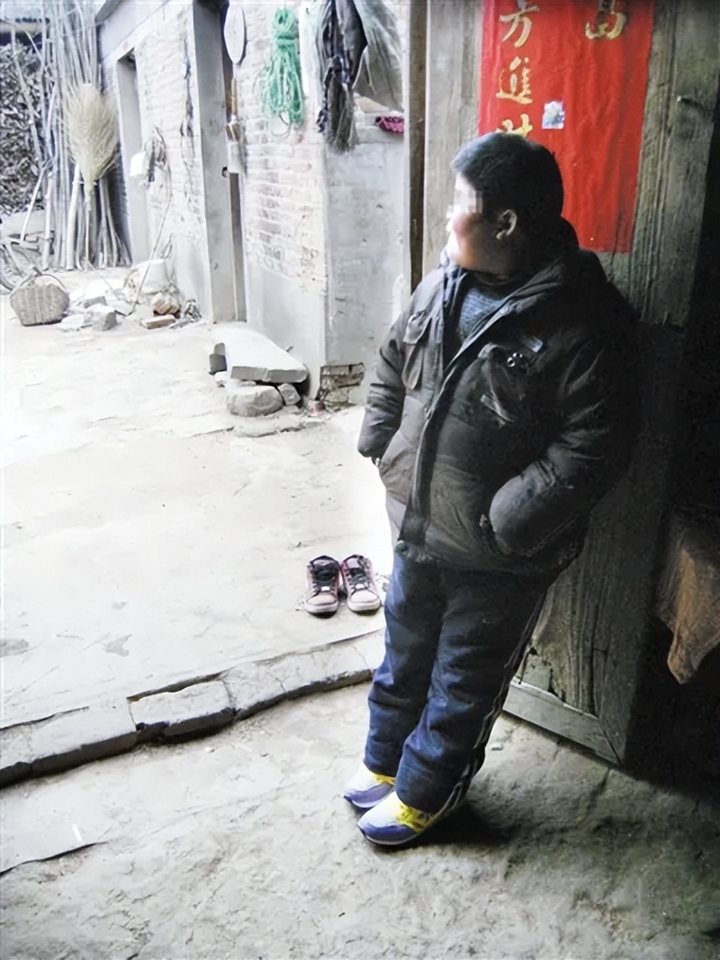 河南十九岁智障小伙,智障儿童被父亲养大