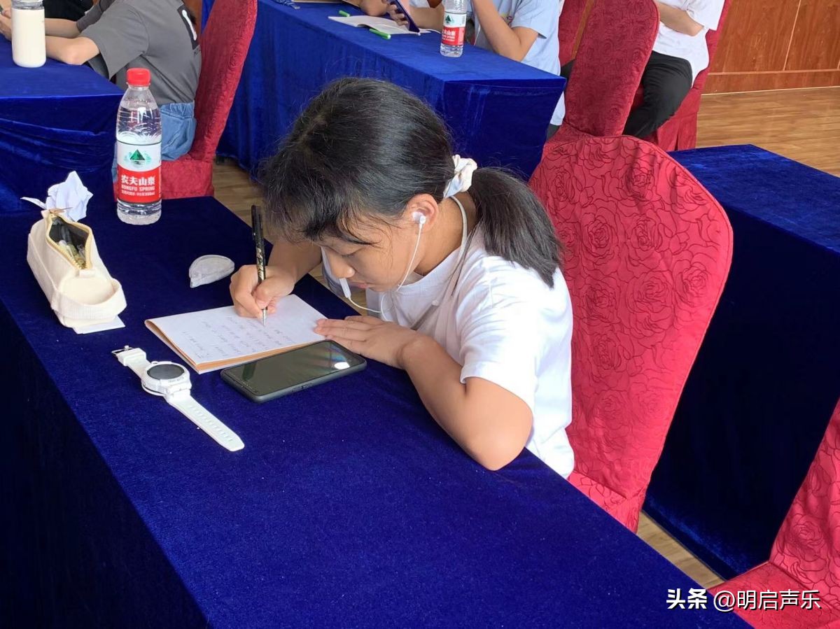 超带感《Natural》，摇滚范儿小姑娘炸翻全场