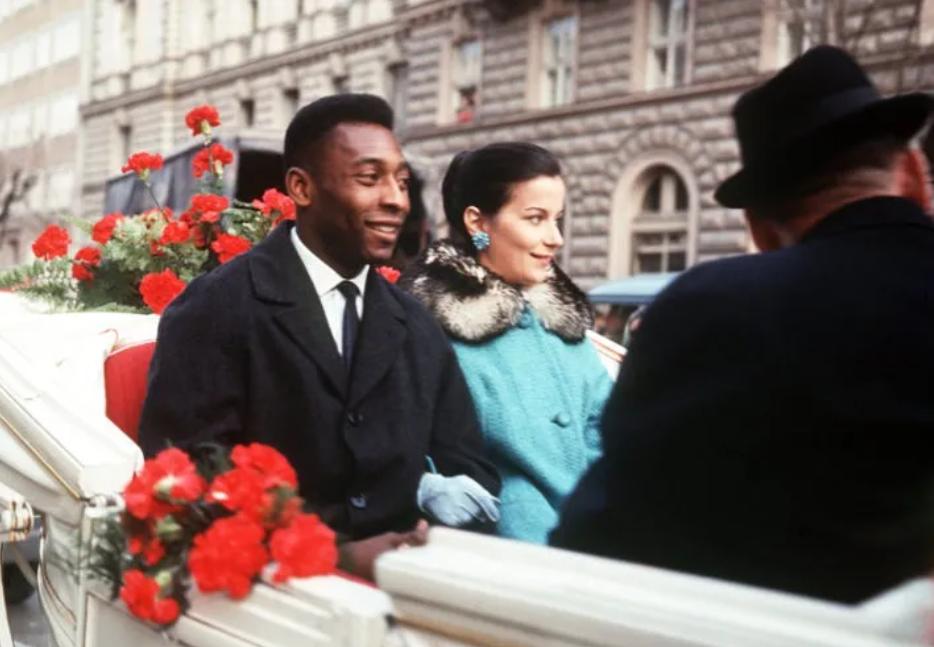 球王贝利的传奇一生完整版,球王贝利曾效力球队