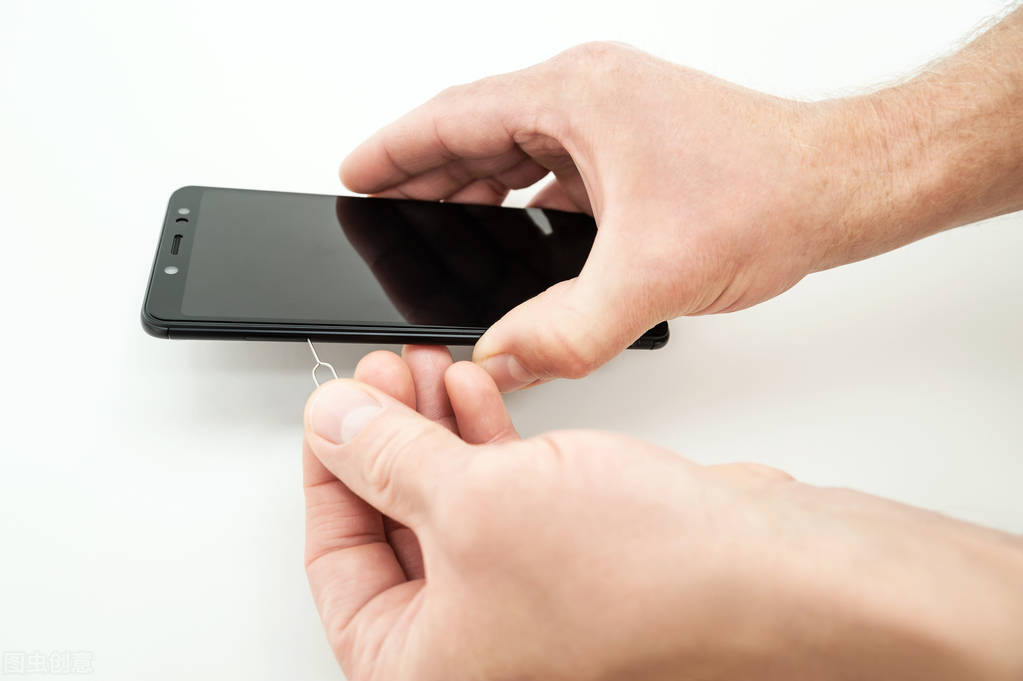 手机掉水里大米有用吗,手机掉进水中怎样可以弄好