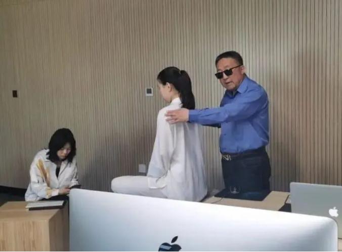 “气功大师”刘尚林：发明停食疗法，称喝尿治癌，被捕后嚣张不再