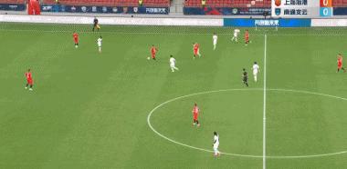 2-1逆转!中超第一拒绝爆冷:巴西巨星救主,武磊空门不进