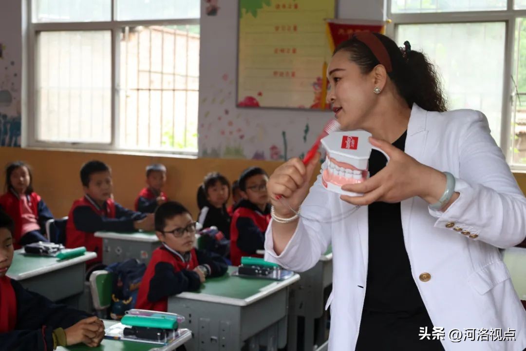 九三学社看望贫困学生的报道,九三学社迎新春