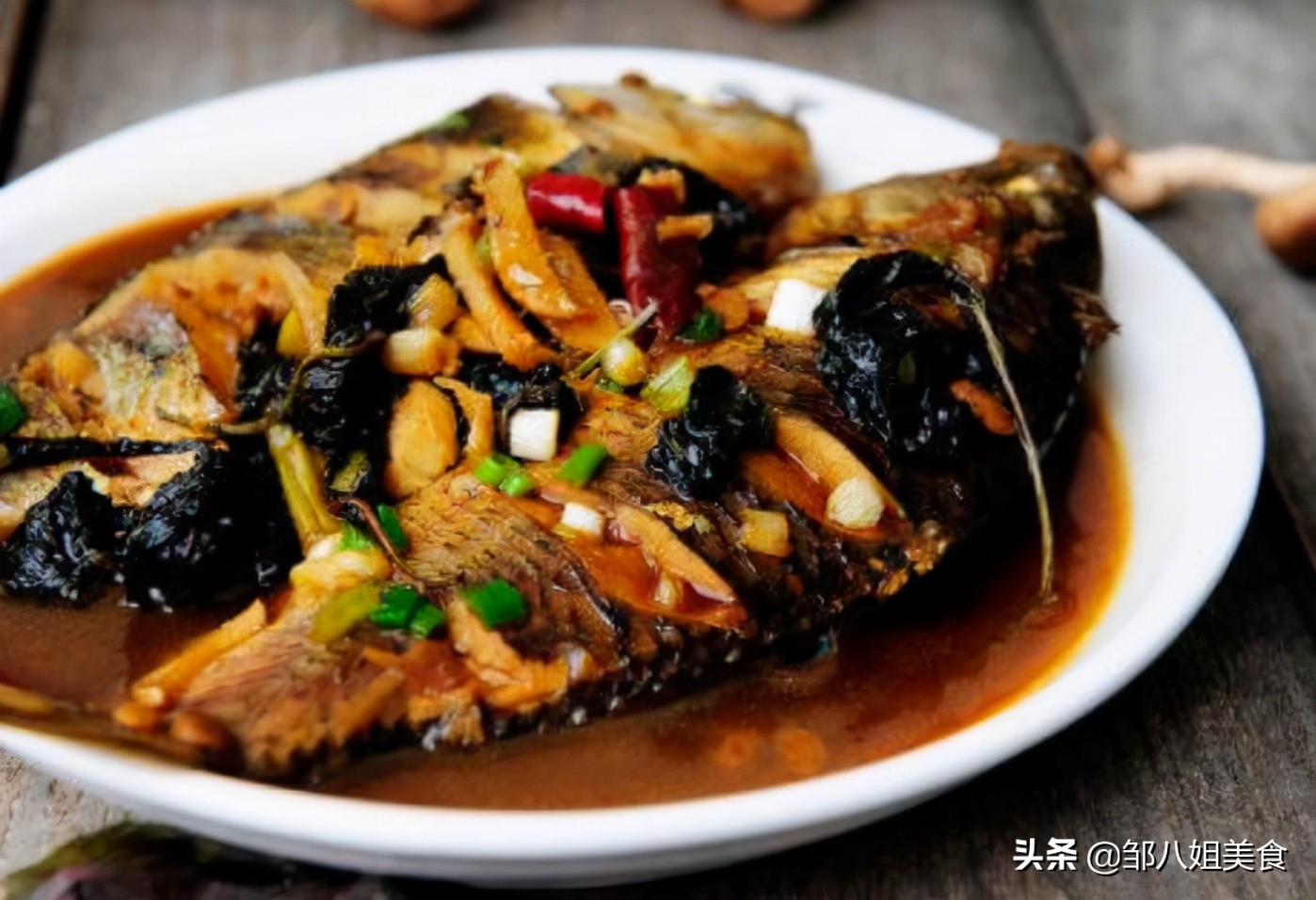 过年炖鱼时放一点它鱼肉鲜嫩不腥,炖鱼后如何处理鱼肉不腥