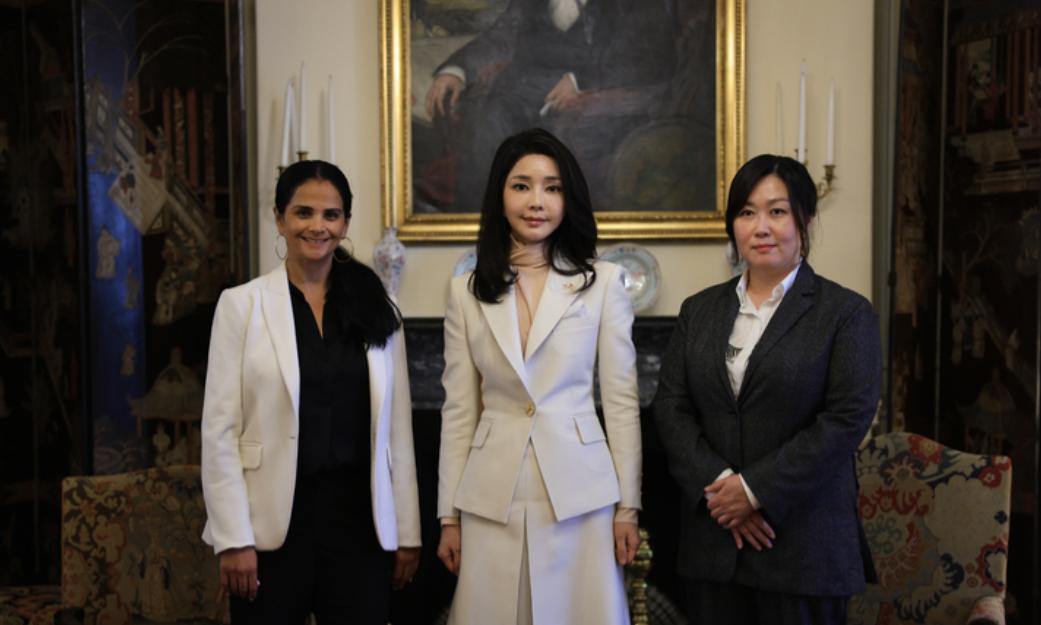 韩国第一夫人灰色套装裙,韩国总统夫人最新穿搭